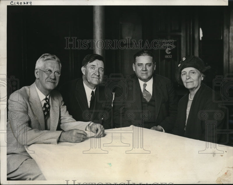 Load image into Gallery viewer, 1932 Press Photo Safford McBride Cherrington &amp; McCullough Attend RNC Convention
