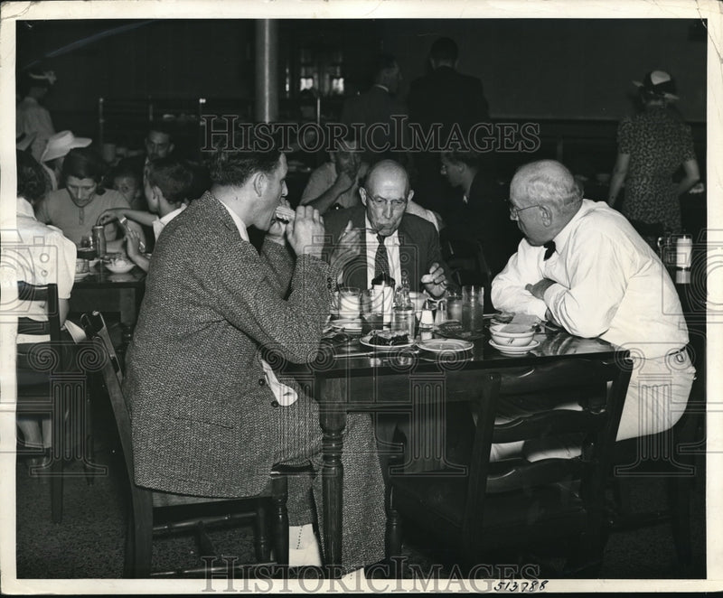 Load image into Gallery viewer, 1939 Press Photo Michigan Gov. Luren Dickinson eats with the gang
