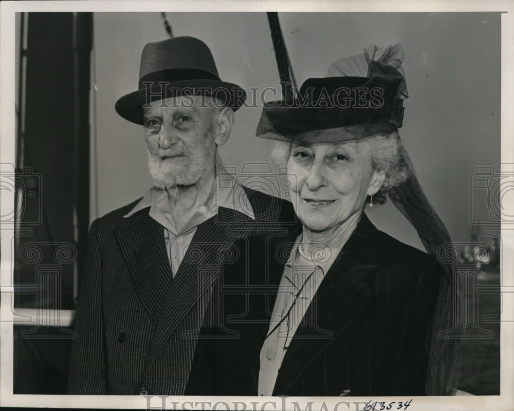 1941 Press Photo Retired Silk Importer Harry Kahn with wife in New York