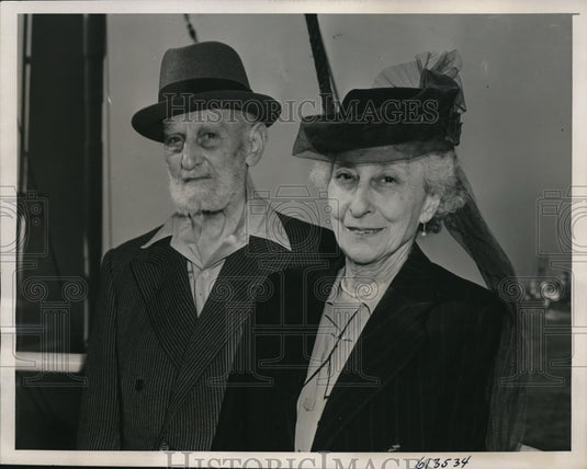 1941 Press Photo Retired Silk Importer Harry Kahn with wife in New York