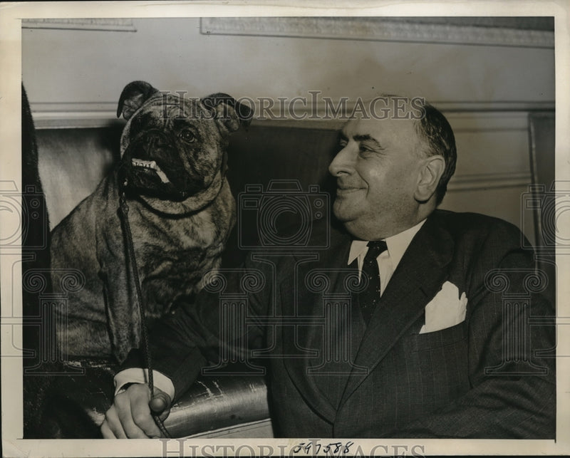 Load image into Gallery viewer, 1941 Press Photo Mr. Stanley Hepburn with dog Jazebel
