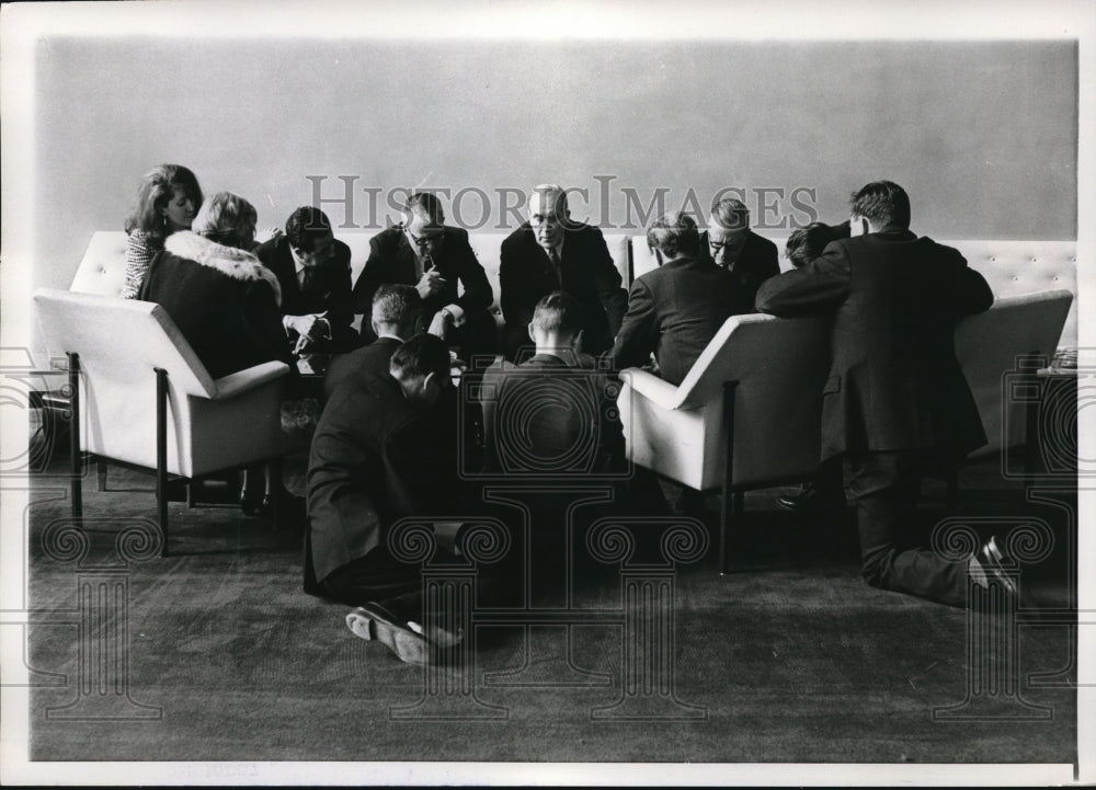 1967 Press Photo Newsmen surround Lord Caradon