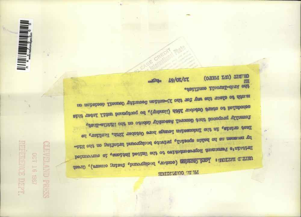 1967 Press Photo Newsmen surround Lord Caradon