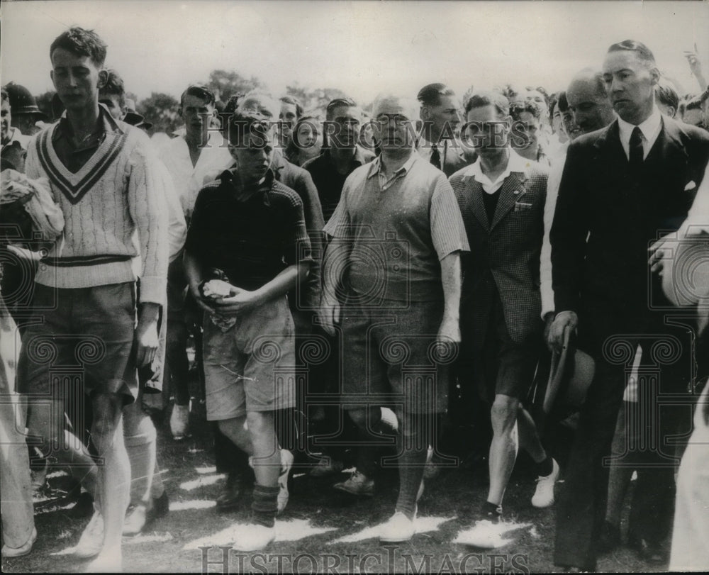 1938 Press Photo King being escorted by some of the boys from Camp Southwould