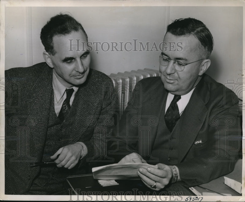 Load image into Gallery viewer, 1941 Press Photo Union Leader Michael Widman and Attorney Maurice Sugar
