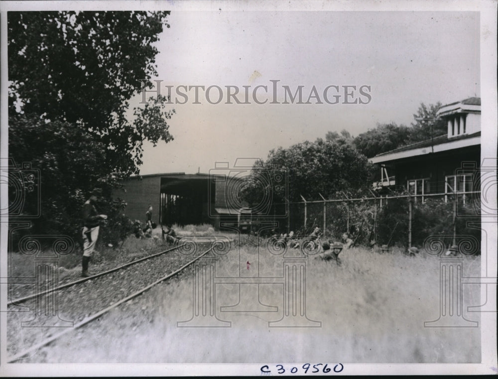 1935 Press Photo Illinois National Guardsmen guarding the Stover Manufacturing