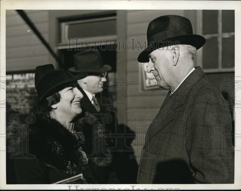 Load image into Gallery viewer, 1937 Press Photo Miss Sidonie Greenburg and Prof. HH Newman
