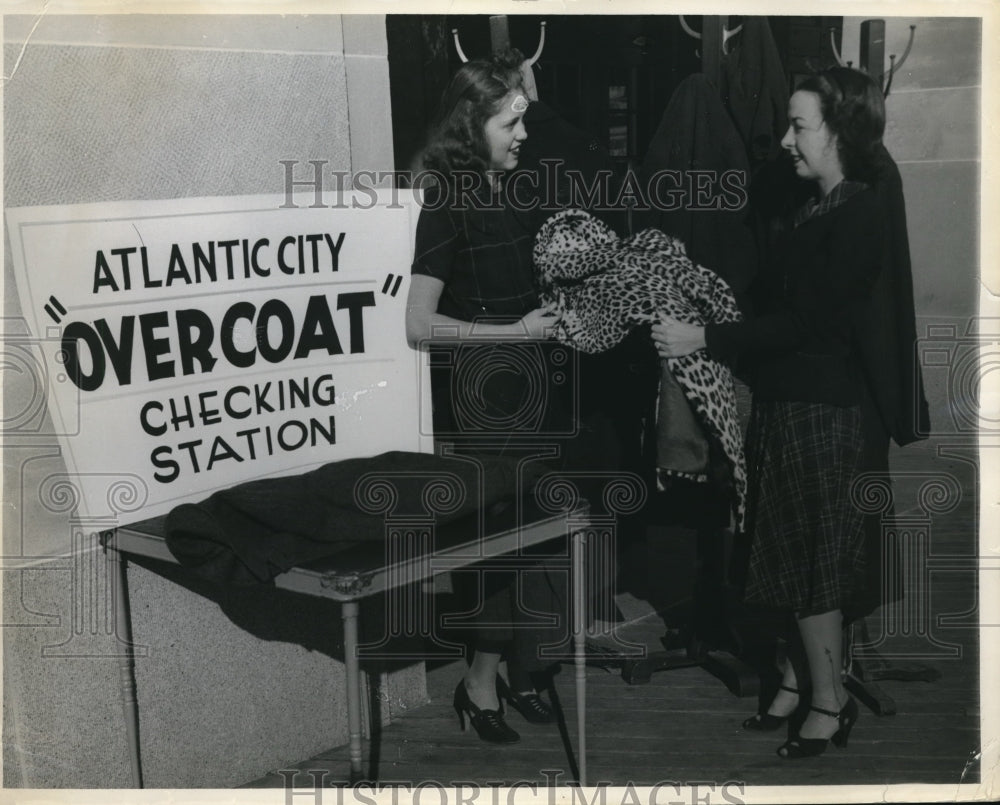 1939 Press Photo Elen Price at Atlantic Overcoat Checking Station.