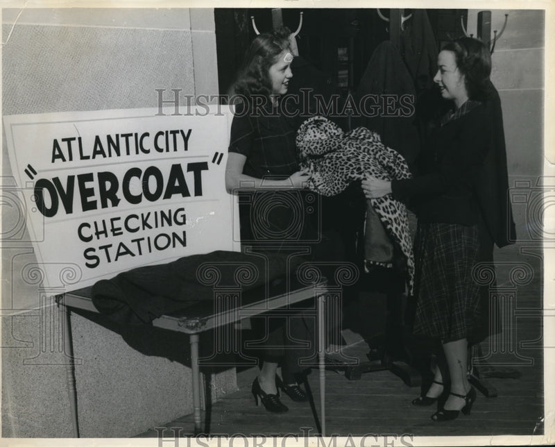 Load image into Gallery viewer, 1939 Press Photo Elen Price at Atlantic Overcoat Checking Station.
