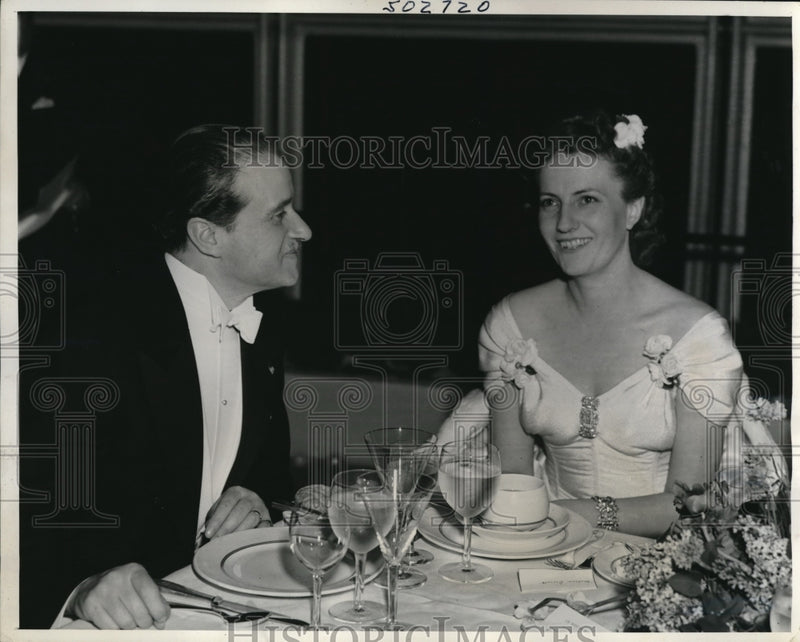 Load image into Gallery viewer, 1939 Press Photo Maurice Garreu-Dombable &amp; Madame Gevaert at Restaurant Francis
