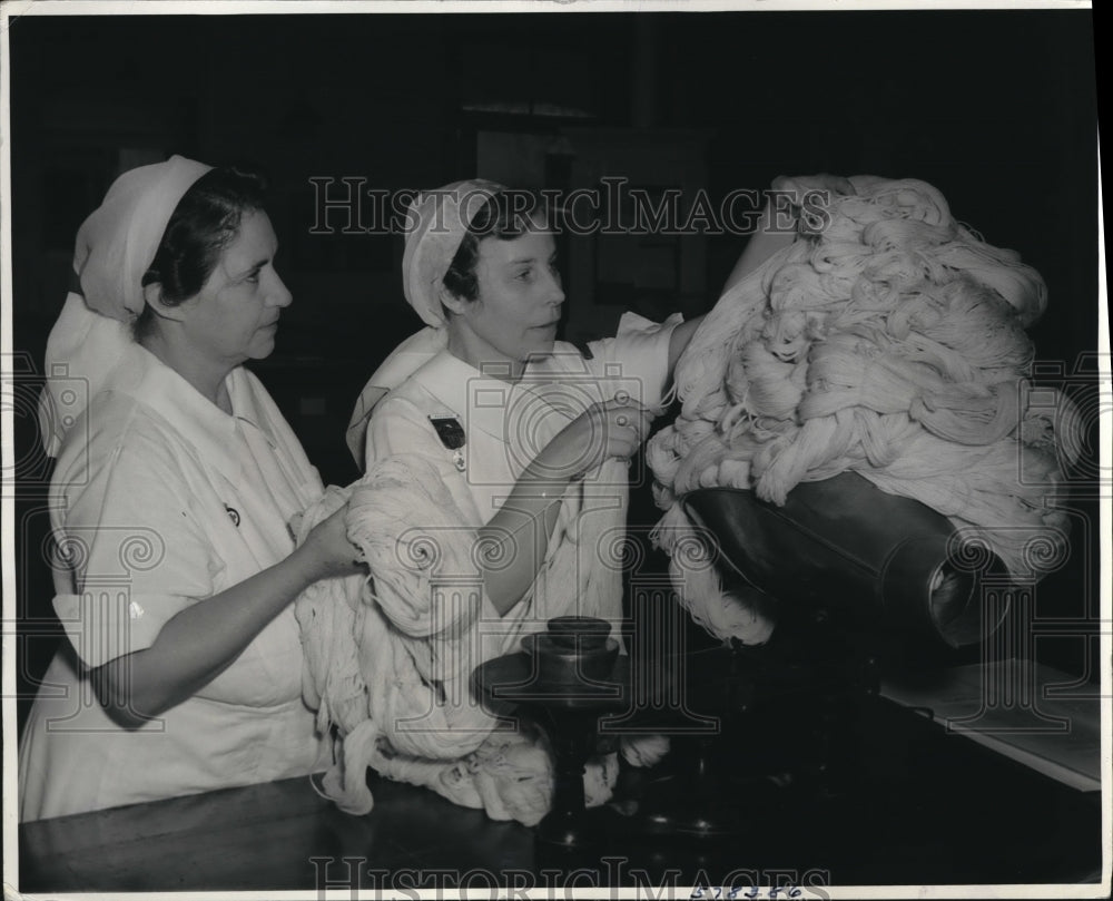 1940 Press Photo Bahamas Red Cross Workers labor for the empire in Nassau