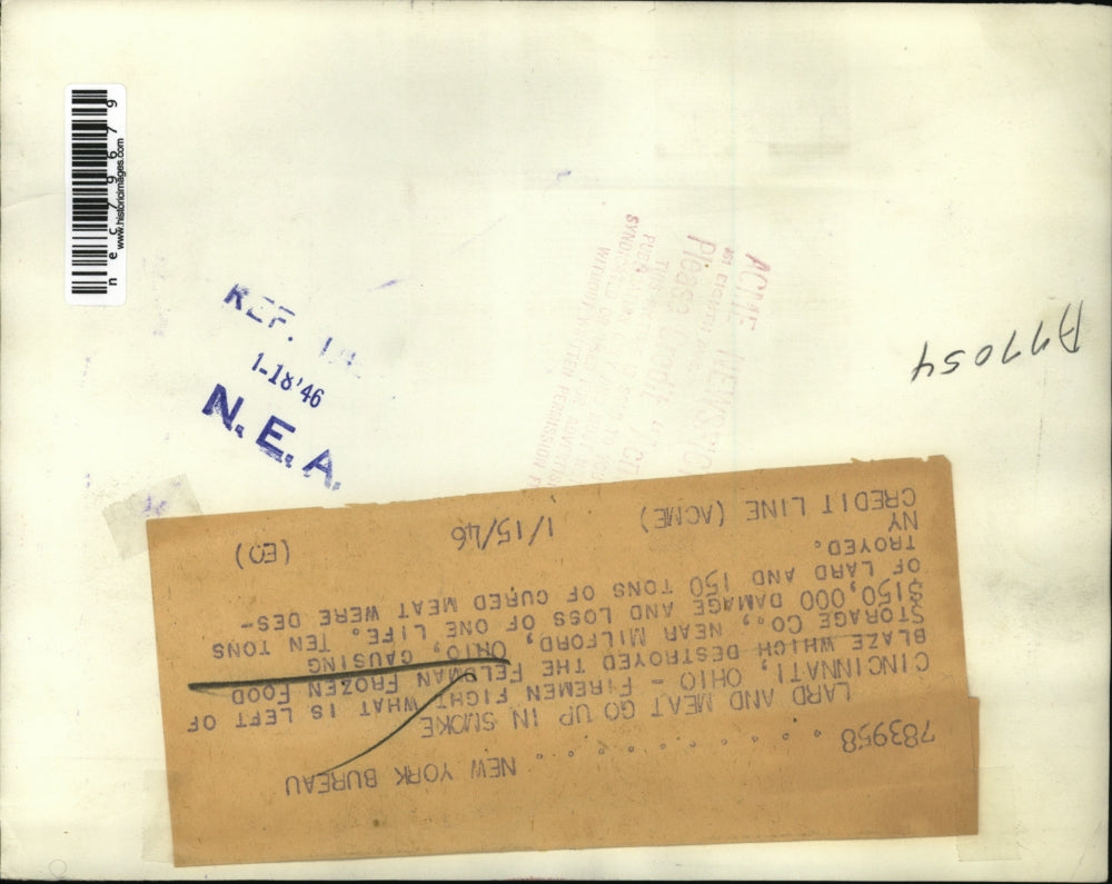 1946 Press Photo Fireman fight fire at Feldman Frozen Food Storage Company