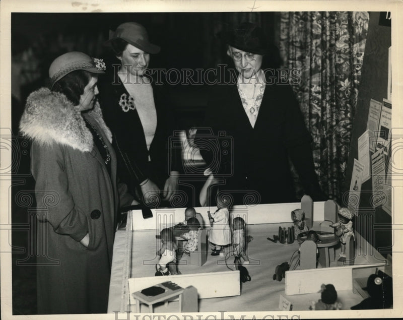 Load image into Gallery viewer, 1933 Press Photo Mrs. H Van Y Caldwell, Miss Sophia J Arc looks at play dolls
