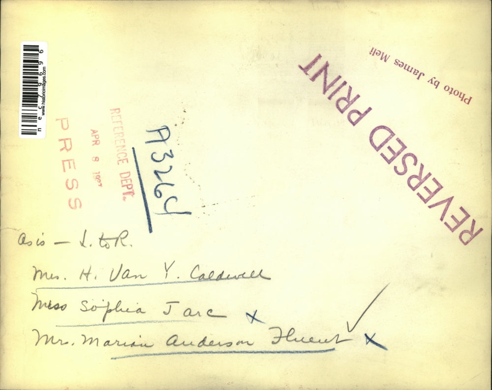 1933 Press Photo Mrs. H Van Y Caldwell, Miss Sophia J Arc looks at play dolls