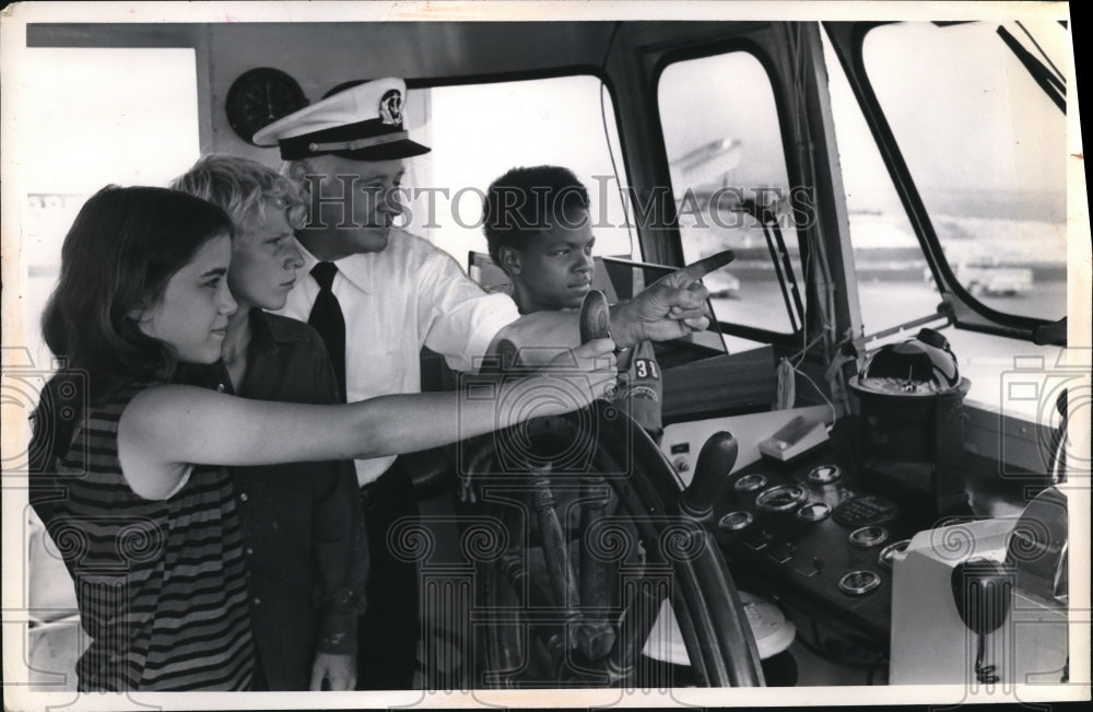 1973 Press Photo Boat Ride Joan Lynch, Kim Metcalf &amp; Capt Herbert Fryan- Historic Images