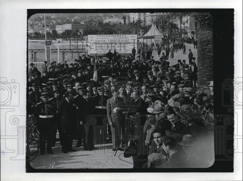 Load image into Gallery viewer, 1933 Press Photo Jimmy Walker speaking to the Riviera Police force

