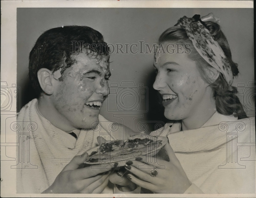 1941 Press Photo Men students competed against coeds is a cherry pie eating
