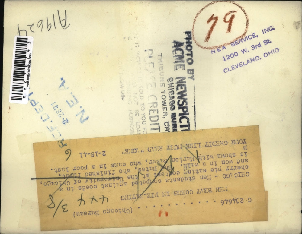 1941 Press Photo Men students competed against coeds is a cherry pie eating