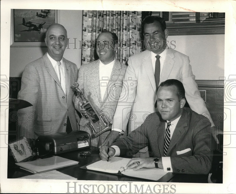 Load image into Gallery viewer, 1958 Press Photo Happy after winning
