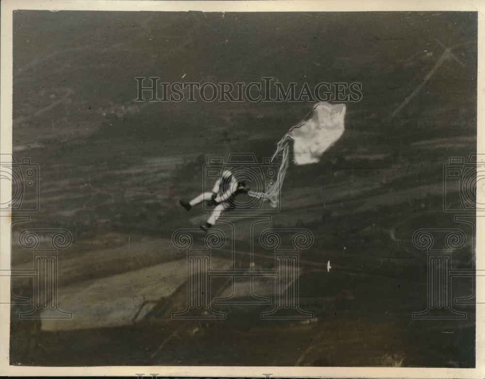 1927 Press Photo LIfe hangs by a thread with Sergeant Archie Atherton