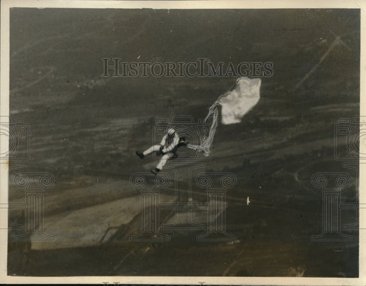 1927 Press Photo LIfe hangs by a thread with Sergeant Archie Atherton