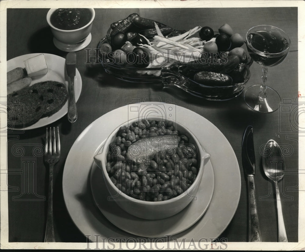 1938 Press Photo Pork and Beans dinner is accompanied by toast and fresh veggies