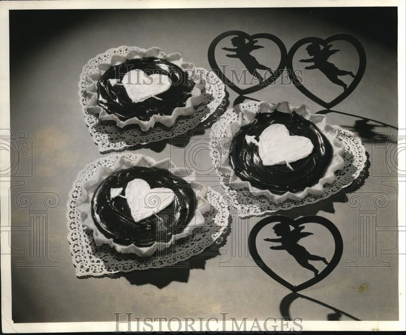 Load image into Gallery viewer, 1937 Press Photo Valentine's Cake
