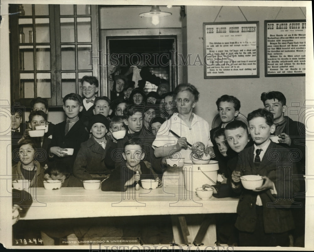 1925 Press Photo Katie Geitz, feeding malnourished kids at Katie Geitz Kitchen- Historic Images