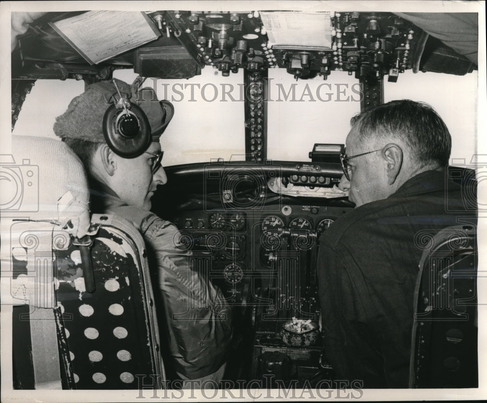 1960 Press Photo V-Admiral Beakley &amp; the Pilot (L) as plane above Indian Ocean- Historic Images