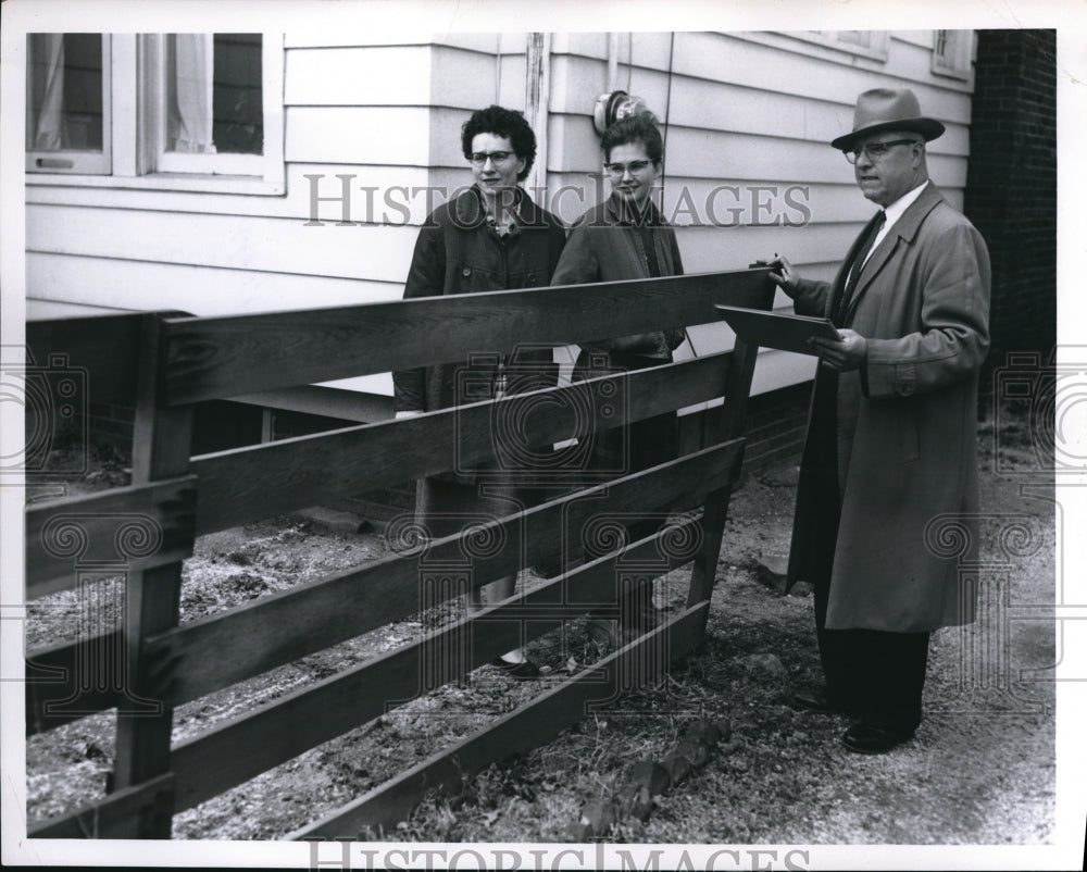 1961 Press Photo Mrs Steve Strekla, Susan Strelka and George on reappraisal