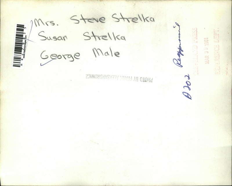 Load image into Gallery viewer, 1961 Press Photo Mrs Steve Strekla, Susan Strelka and George on reappraisal
