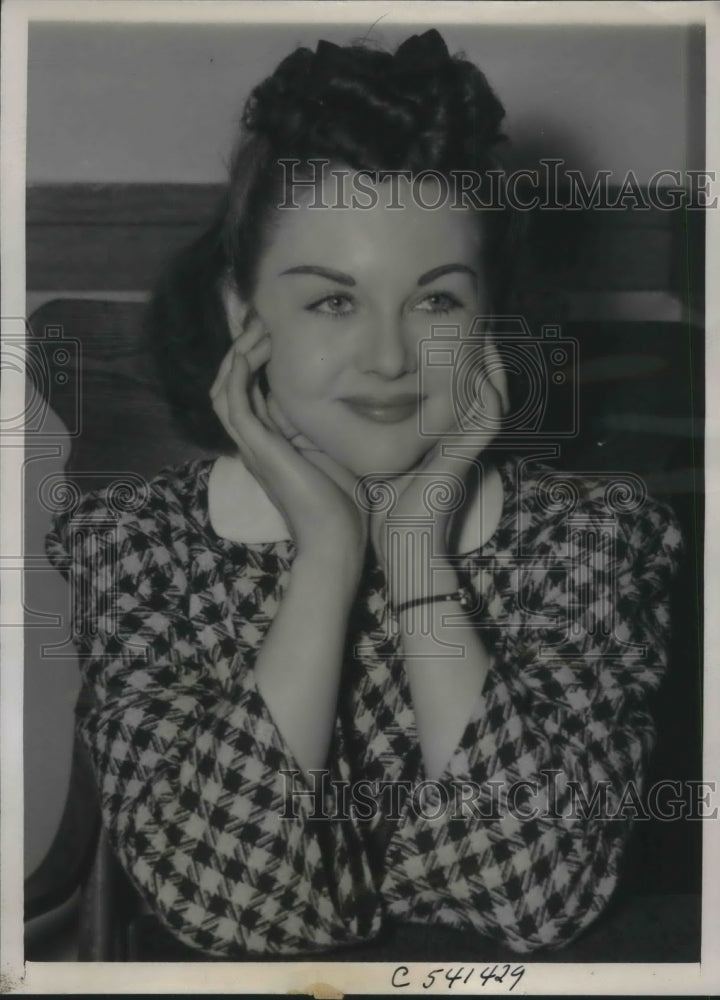 Load image into Gallery viewer, 1940 Press Photo Chicago Mrs Lois Wagner gets divorce from husband for cruelty
