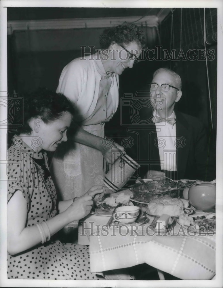 1955 Press Photo Worcester, Mass Francis Goldthwaite & daughter Betta Rosa