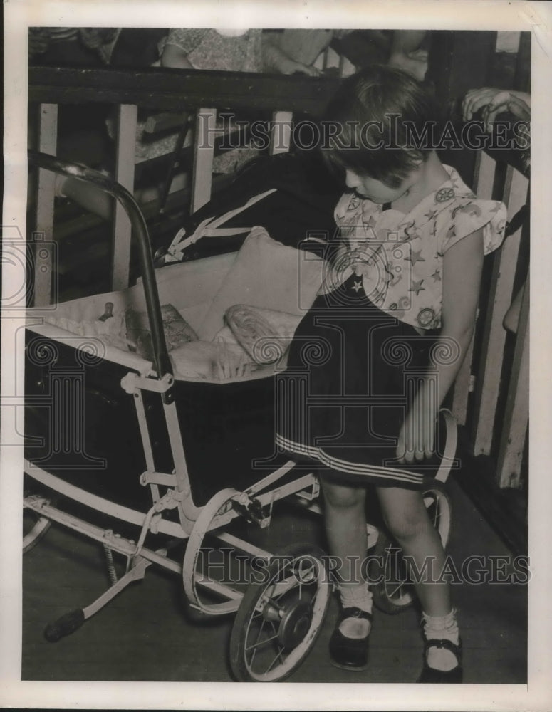 Load image into Gallery viewer, 1939 Press Photo Philadelphia, Pa Marjorie McCrohan, brother was kidnapped
