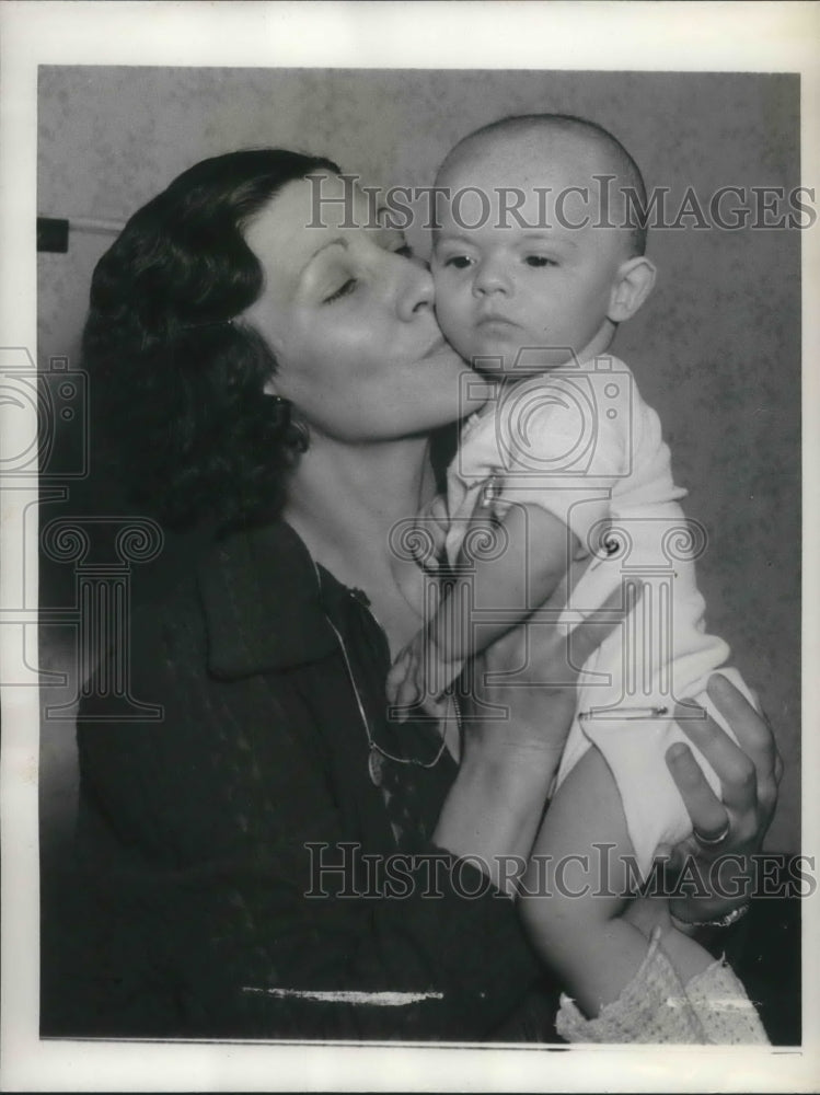 Load image into Gallery viewer, 1939 Press Photo Phila, Pa Mrs Margaret McCrohan &amp; kidnapped baby returned
