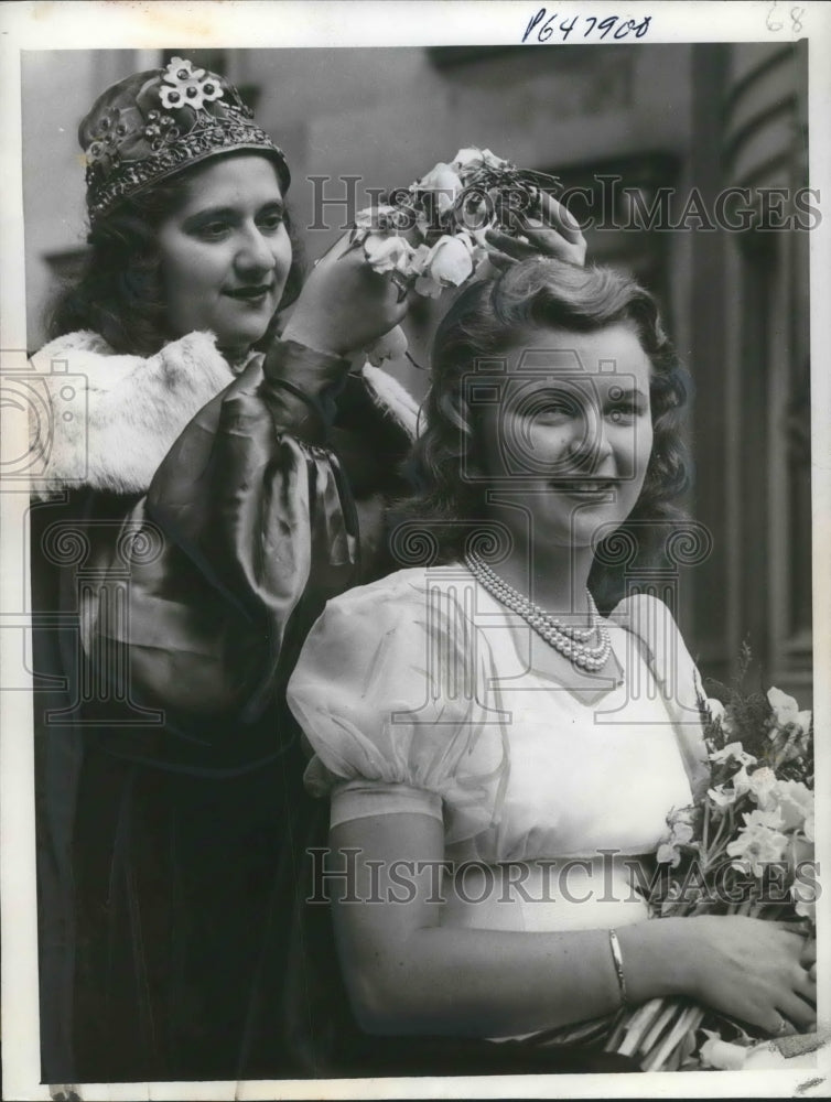 1942 Press Photo Paris Stevens crowned queen of Pennsylvania May Day Celebration