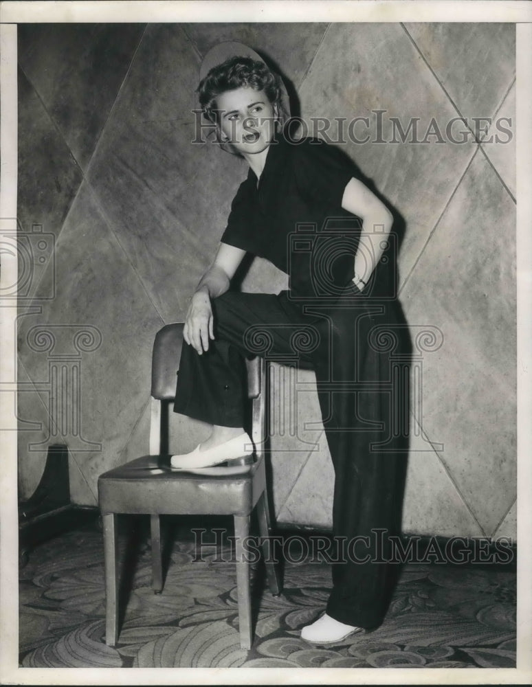 1945 Press Photo NYC War worker Anna Buzon names Typical War Worker