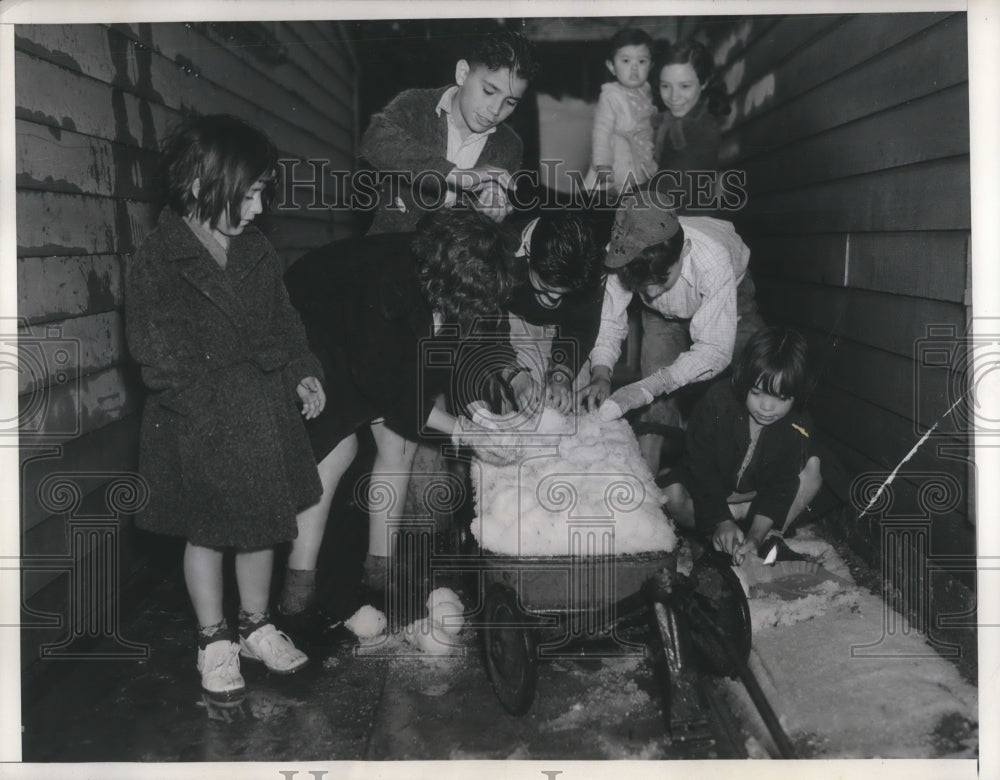 1937 Press Photo Los Angeles Children of Belvedere District snow battle
