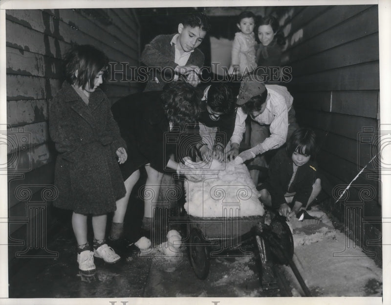 Load image into Gallery viewer, 1937 Press Photo Los Angeles Children of Belvedere District snow battle
