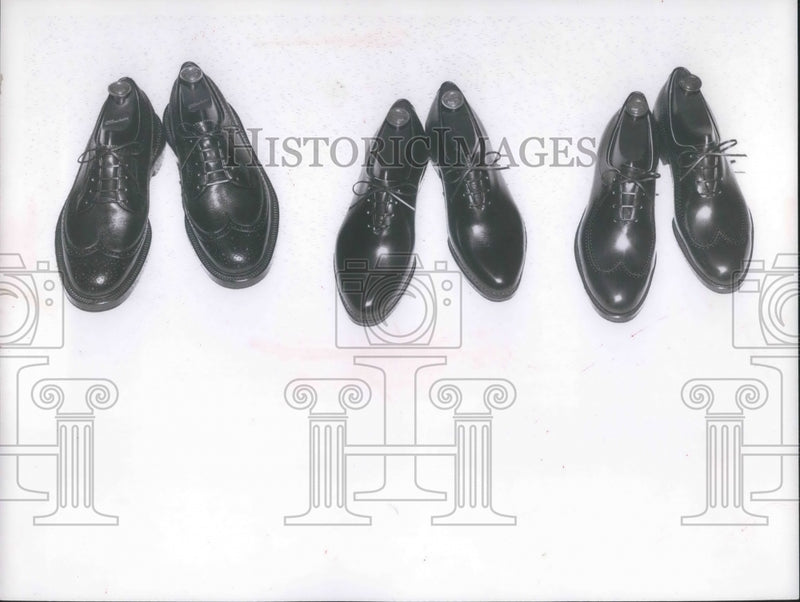 Load image into Gallery viewer, 1960 Press Photo Long wing mens shoes on display with one piece uppers
