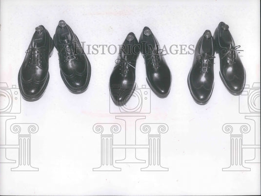 1960 Press Photo Long wing mens shoes on display with one piece uppers