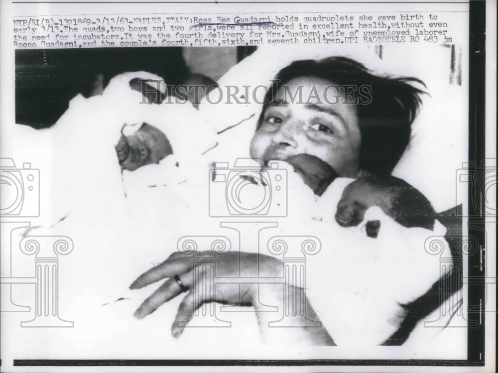 1963 Press Photo Rosa Rea Guadagni Holds Quadruplets She Gave Birth To