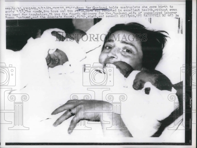 Load image into Gallery viewer, 1963 Press Photo Rosa Rea Guadagni Holds Quadruplets She Gave Birth To
