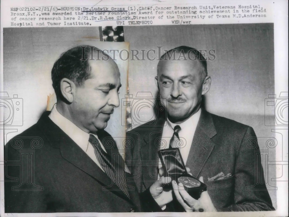 1963 Press Photo Dr. Ludwik Gross Awarded Bertner Foundation Award, Dr. R. Clark