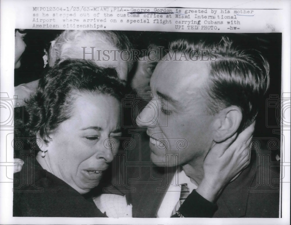 1963 Press Photo George Gordon Greeted by Mother at Miami International
