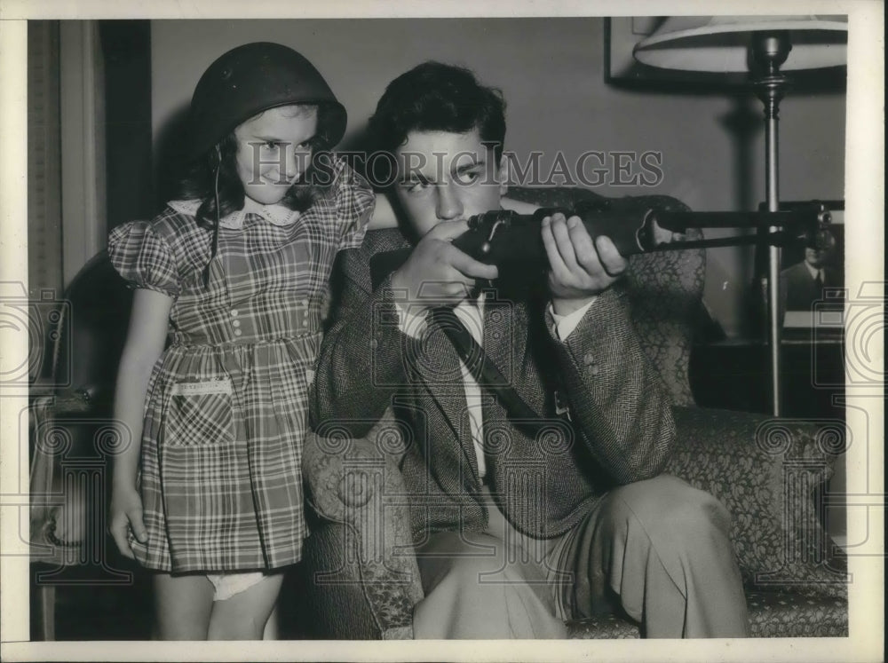 1945 Press Photo Neice & Nephew of Gen Dwight D Eisenhower play with Uncle Ike
