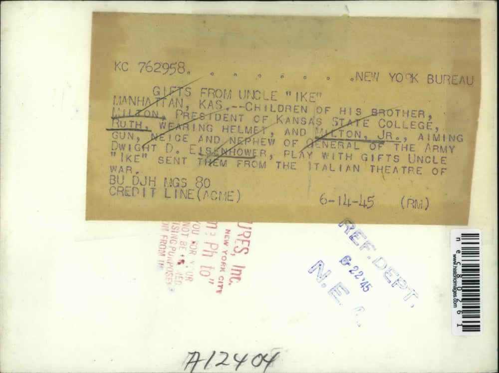 1945 Press Photo Neice & Nephew of Gen Dwight D Eisenhower play with Uncle Ike