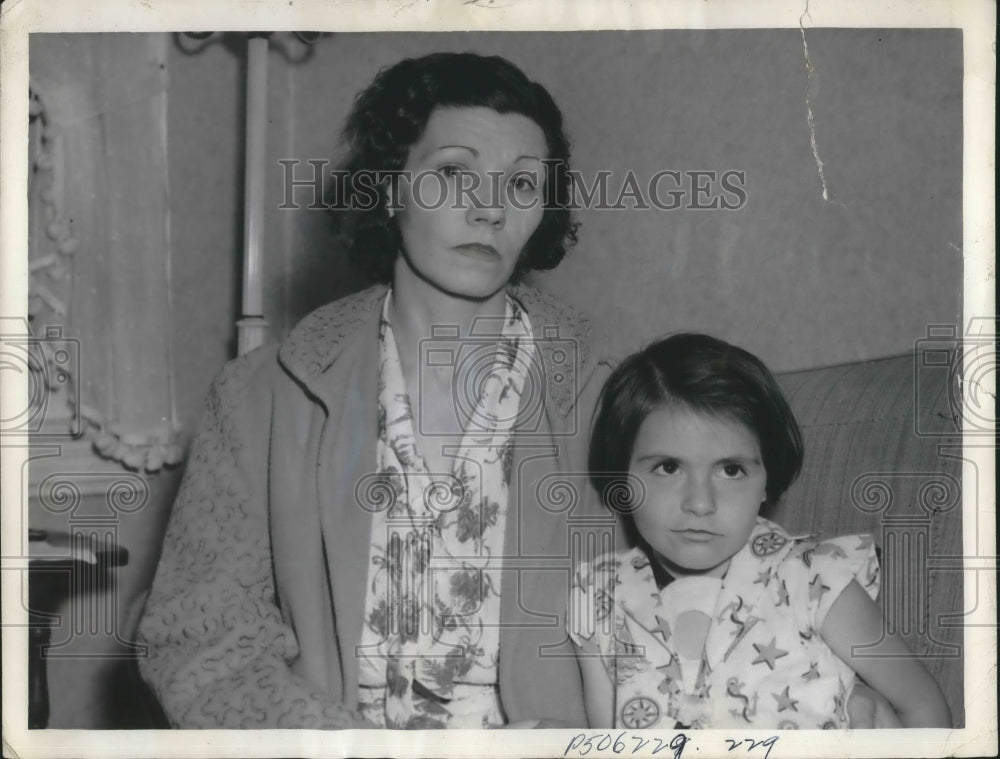 1939 Press Photo Mother and sister of kidnapped Gerald McCrohan wait on new news