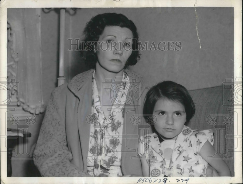 Load image into Gallery viewer, 1939 Press Photo Mother and sister of kidnapped Gerald McCrohan wait on new news
