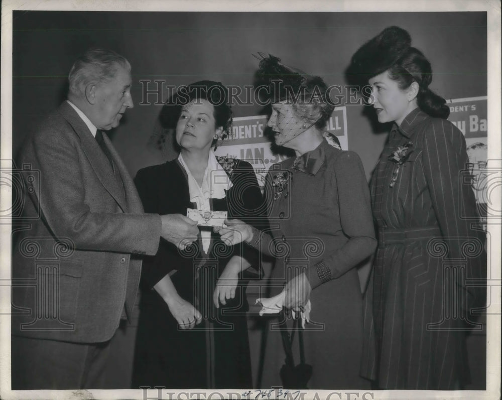 1945 Press Photo Military wives Buying Tickets to the Presidential Ball